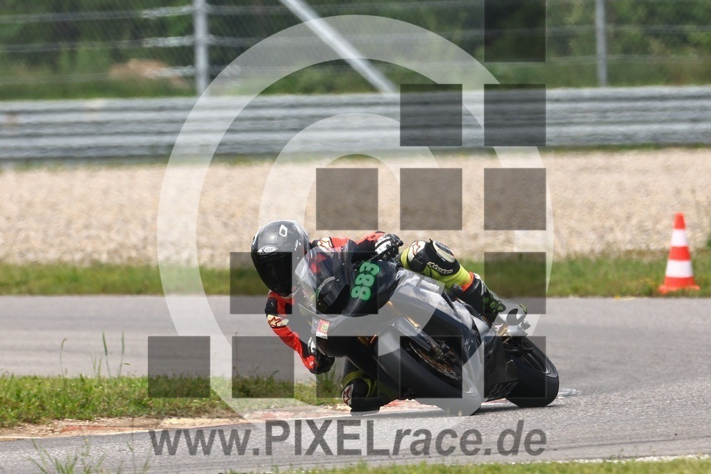 0883-20240525_02276 | Schöne Erinnerungen an spannende Momente - das festzuhalten ist unser Job. PIXELrace.de ist seit 2003 auf den Rennstrecken Europas unterwegs um die Action draußen beim Fahren und die wunderbare Stimmung imm Fahrerlager für euch einzufangen.