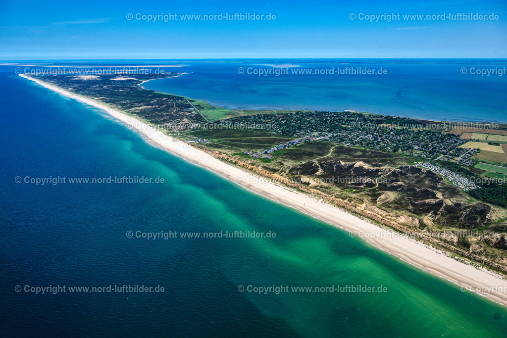 Sylt_Kampen_Rotes_Kliff_ELS_545110625 | KAMPEN (SYLT) 13.08.2025 Küsten- Landschaft an der Steilküste Rotes Kliff mit dem Hotel Rungholt in Kampen (Sylt) im Bundesland Schleswig-Holstein, Deutschland. // Coastal landscape on the steep coast of Rotes Kliff with the Hotel Rungholt in Kampen (Sylt) in the state Schleswig-Holstein, Germany. Foto: Martin Elsen