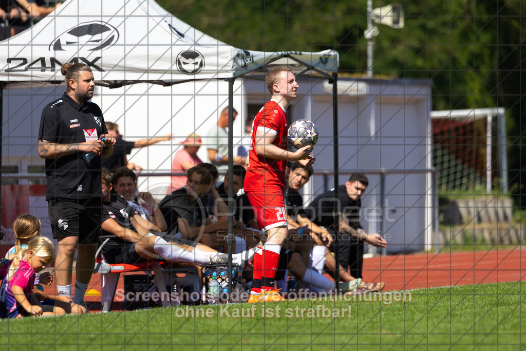 20260906_133340_0143_(c)_by_PhotoPeet | #,1.FC Donzdorf II (rot) vs. SGM Jebenhausen-Bezgenriet (weiß), Fußball, Kreisliga A3 - Bezirk Neckar/Fils, 02. Spieltag, Saison 2026/2027, Rasenplatz Lautertal Stadion, Süßener Straße 16, 73072 Donzdorf, 06.09.2026 - 13:00 Uhr,Foto: PhotoPeet / Sport- &amp; Eventfotografie / Peter Harich