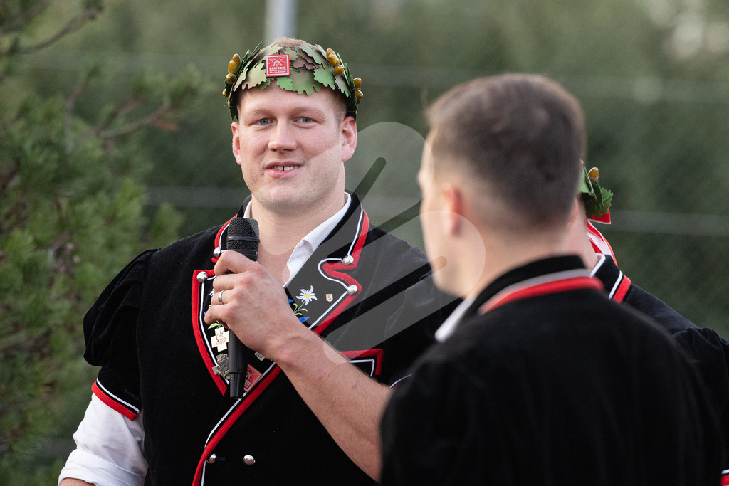 ESAF2025_Empfang_8469 | Die Schwinger des Schwyzer Kantonalen Schwingerverbandes: Fotos, die Dynamik und Leidenschaft festhalten, sowie emotionale Momente aus dem traditionellen Schwingsport zeigen. - Realisiert mit Pictrs.com