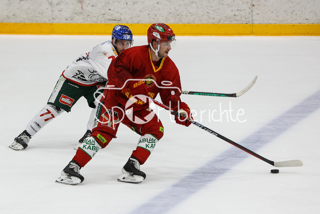 SC Langnau Tigers - Augsburger Panther | Keijo WEIBEL (SCL #33) im Duel mit Luca TOSTO (AEV #77)