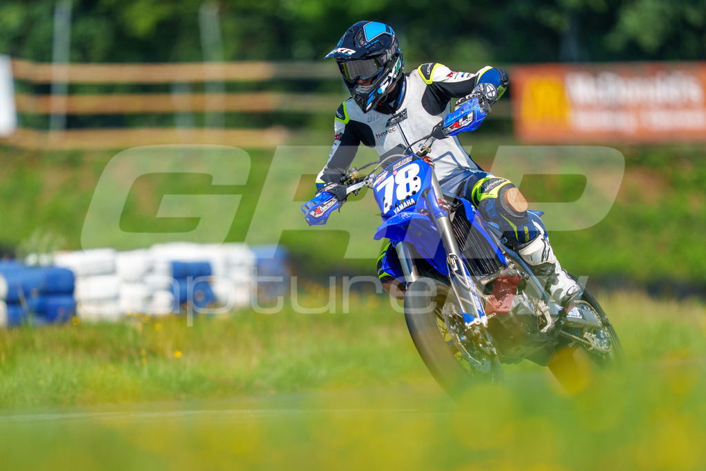G-Cup + Supermoto Staatsmeisterschaft + Hungarian Supermoto Championship | GRIPcapture steht für authentische Sportfotografie in Österreich – für Momente, die mehr sind als Geschwindigkeit oder Ergebnis. Es geht um Emotion, Spannung, Fokus und den Augenblick, der oft nur einen Wimpernschlag dauert.Ob Motorsport, Teamsport oder 