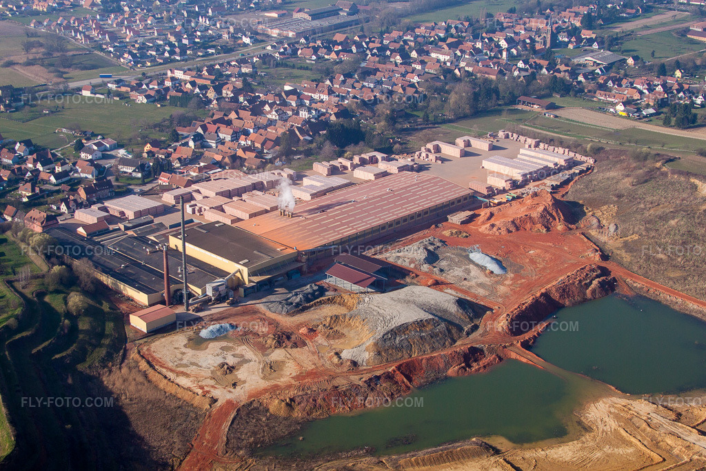 Aerial view: View of the town in Niederbetschdorf in the state Bas-Rhin, France. – Photo: IMG_62732.jpg taken on 03/09/2014 by Werner Riehm/FLY-FOTO.com – Resolution of the original: 4752 x 3168 px