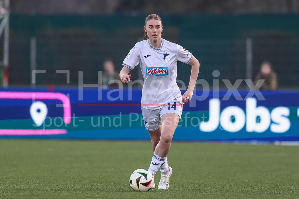 Fussball, Google Pixel Frauen-Bundesliga, SV Werder Bremen - TSG 1899 Hoffenheim | v.li.: Lisa Doorn (TSG 1899 Hoffenheim, 14) am Ball, Freisteller, Einzelbild, Ganzkörper, Aktion, Action, Spielszene, DIE DFB-RICHTLINIEN UNTERSAGEN JEGLICHE NUTZUNG VON FOTOS ALS SEQUENZBILDER UND/ODER VIDEOÄHNLICHE FOTOSTRECKEN. DFB REGULATIONS PROHIBIT ANY USE OF PHOTOGRAPHS AS IMAGE SEQUENCES AND/OR QUASI-VIDEO.