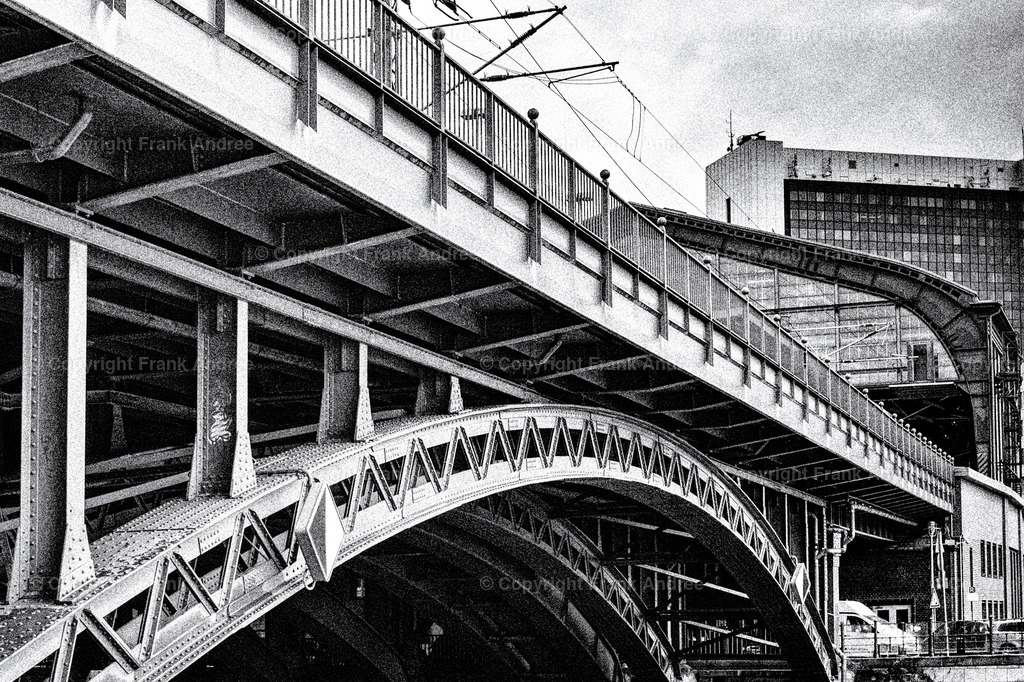 Spree Brücke Bahnhof Friedrichstraße Berlin | Eisenbrücke über die Spree am Bahnhof Friedrichstraße in Berlin Mitte. Stadtfotografie aus Berlin in schwarz weiß. - Realisiert mit Pictrs.com