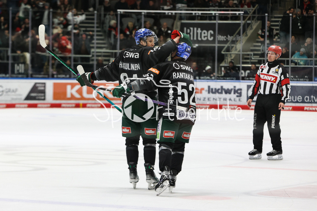 Augsburger Panther - Kölner Haie  | Jubel nach dem Tor zum 3-1 durch Anrei HAKULINEN (AEV #94) / Otso RANTAKARI (AEV #52) / Freude / Treffer / Torschuetze