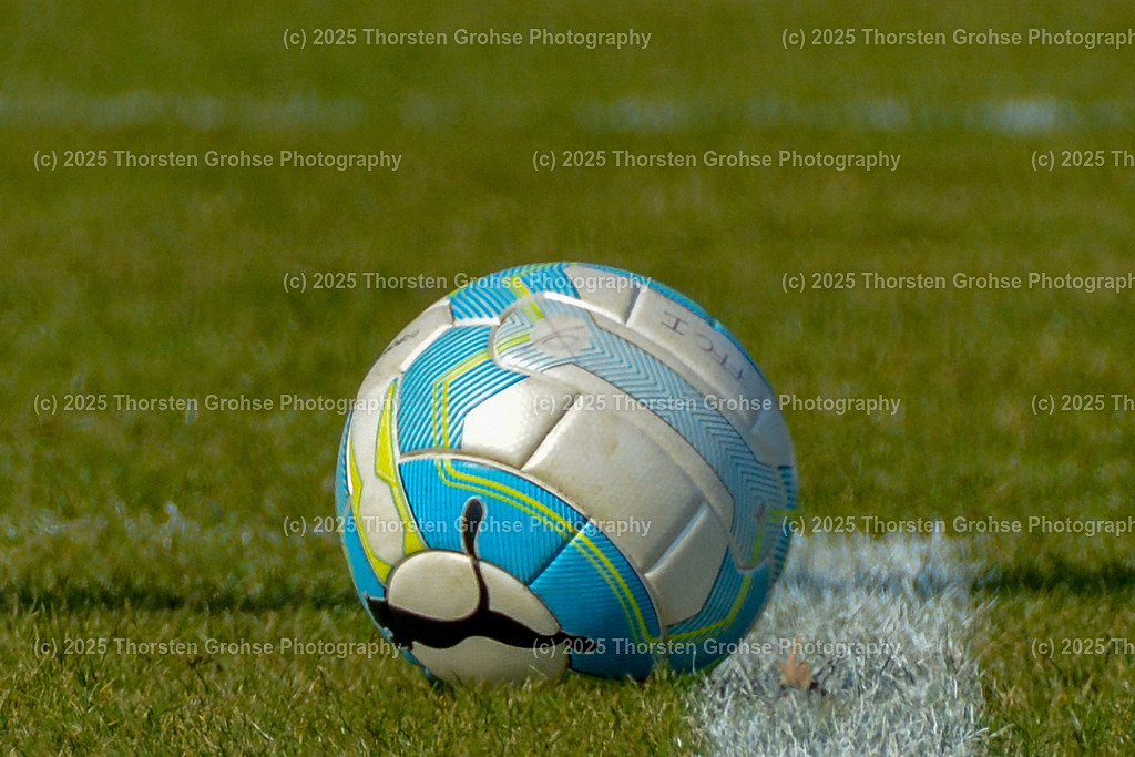 Fussball-BL Frauen 1. FFC Frankfurt vs. FF USV Jena | Ball vorm Abstoss; Fussball-BL Frauen 1. FFC Frankfurt vs. FF USV Jena, Fussball-Bundesliga Frauen am 25.03.2018 im Stadion am Brentanobad in Frankfurt/Main, (Deutschland) - Realisiert mit Pictrs.com