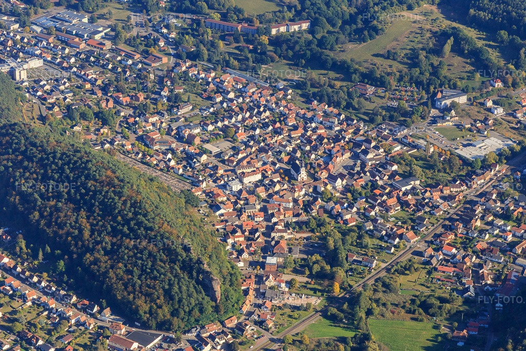 Luftbild: Ortsansicht von Nordwesten in Dahn im Bundesland Rheinland-Pfalz in Deutschland. Foto: IMG_095226.jpg vom 16.10.2016 durch Werner Riehm/FLY-FOTO.de
