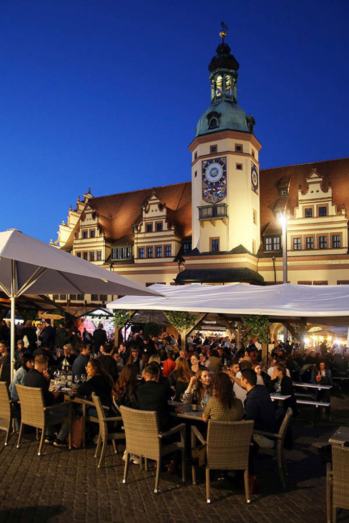 Foto: Leipzig - Leipziger Weinfest | Das Team hinter BILDLEXIKON LEIPZIG bündelt historische wie aktuelle Informationen über die Stadt Leipzig in Text und Bild auf einer Plattform und stellt diese der interessierten Öffentlichkeit zur Verfügung.