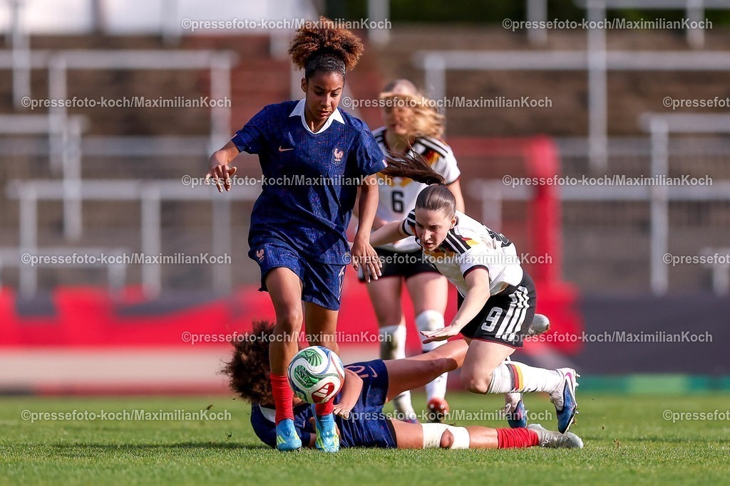 DFB16042601041 | 16.04.2026, Essen, Fußball, UEFA Womens UNDER 19 Championship qualification, Germany - France, Stadion Uhlenkrug, Saison 2025 / 2026: Maissa Fathallah (Frankreich U19 #15) im Zweikampf gegen  Leonie Köpp (Deutschland U19 #09)  DFB regulations prohibit any use of photographs as image sequences and or quasi-video.