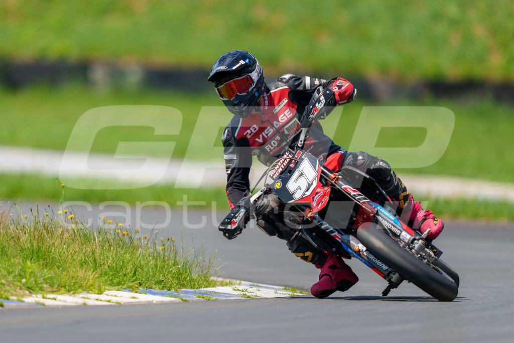 G-Cup + Supermoto Staatsmeisterschaft + Hungarian Supermoto Championship | GRIPcapture steht für authentische Sportfotografie in Österreich – für Momente, die mehr sind als Geschwindigkeit oder Ergebnis. Es geht um Emotion, Spannung, Fokus und den Augenblick, der oft nur einen Wimpernschlag dauert.Ob Motorsport, Teamsport oder 