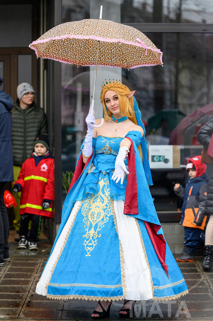 _DWA2247 | Trotz Nieselregen schlängelte sich der „Gaudiwurm“ am Sonntag durch die Nürnberger Innenstadt an tausenden Faschingsfans vorbei.  Nürnberg, 11.02.2024 - Realisiert mit Pictrs.com