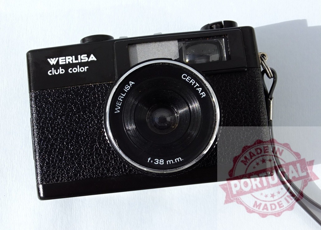 Werlisa Club Color vintage 35mm film camera on white background | Black Werlisa Club Color vintage 35mm film camera for analog photography - Realized with Pictrs.com