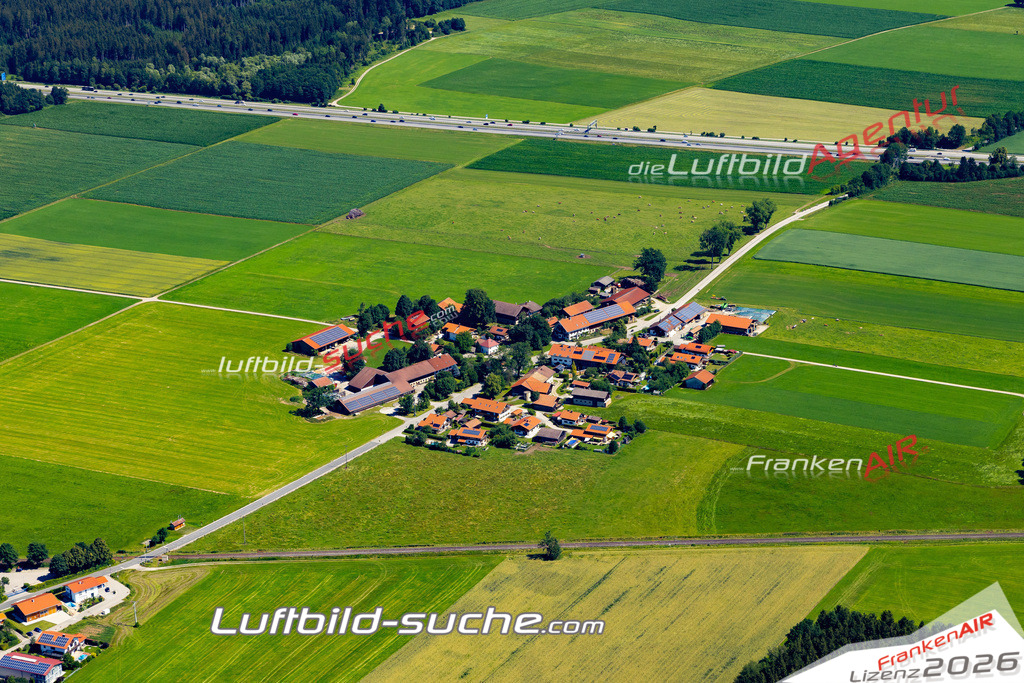 Aktuelles Luftbild von Unterlaindern Valley - Die Luftaufnahme wurde 2022 mittels UL-Flugzeug erstellt ( keine Drohne ) - hochauflösende Kamera-Systeme von  Canon -Beste Qualität - Für grossformatige Ausdrucke geeignet. Die Geschenkidee !