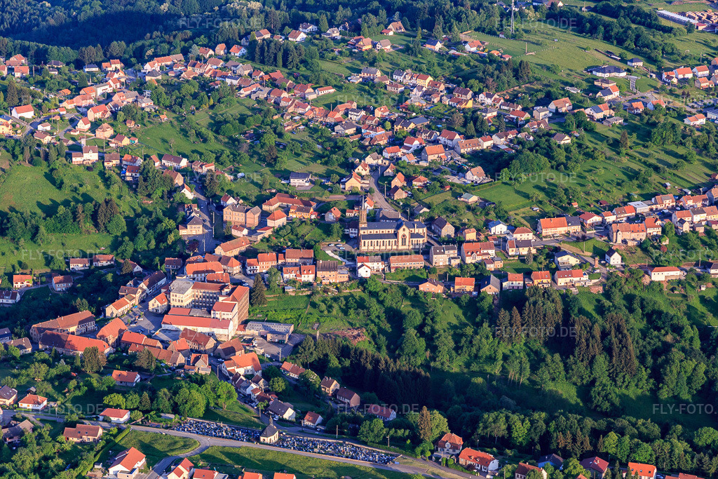 Luftbild: Ortsansicht aus Westen mit Église de la Visitation de Goetzenbruck in Goetzenbruck im Bundesland Moselle in Frankreich.Foto: IMG_107260.jpg vom 18.05.2018 durch Werner Riehm/FLY-FOTO.deAuflösung des Originals: 5466 x 3644 px