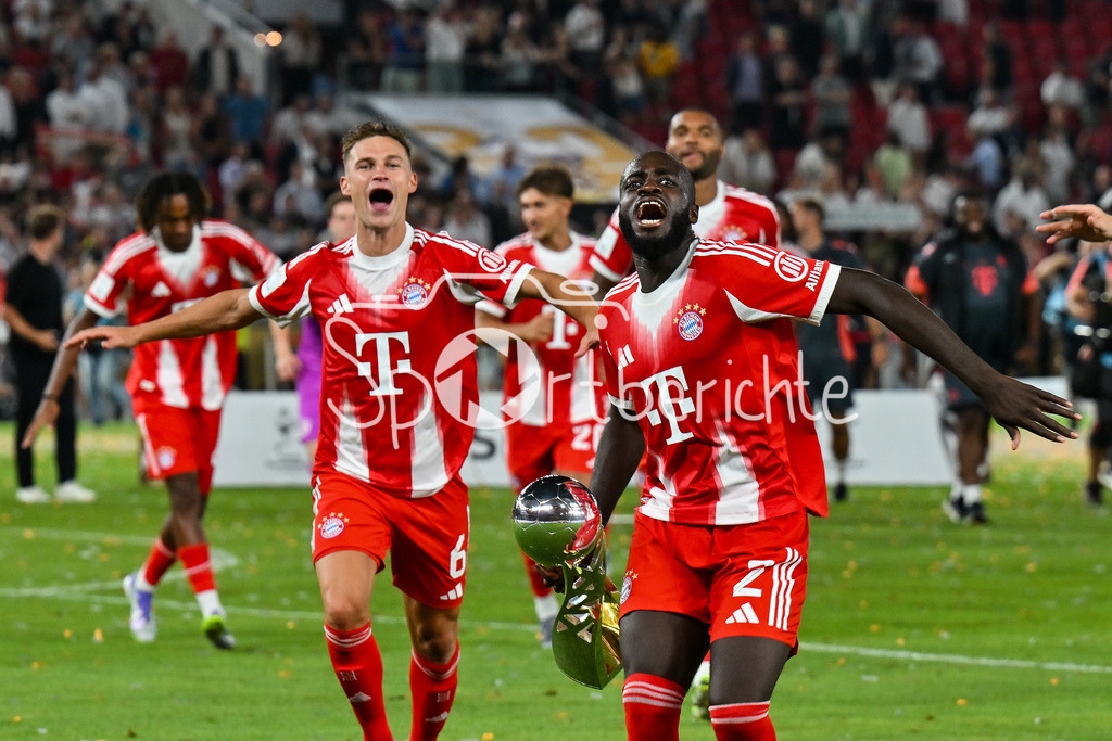 VfB Stuttgart - FC Bayern München | Die Spieler des FC Bayern jubeln nach dem Sieg mit den Fans / Jubelfoto / Siegerfoto / im Bild Joshua KIMMICH (FC Bayern Muenchen 6), Dayot UPAMECANO (FC Bayern Muenchen 2) / Franz-Beckenbauer Supercup: VfB Stuttgart - FC Bayern München; MHP Arena am 16.08.2025