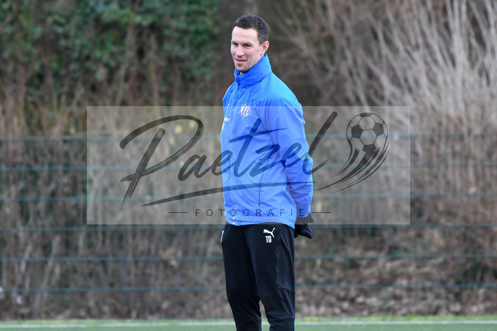 20200131_TRAOSN_0114 | Fußball, Herren: Co-Trainer Tim Danneberg (VfL Osnabrueck) schaut waehrend der Trainingseinheit des VfL Osnabrueck im Sportpark Illoshoehe am 31.01.2020 in Osnabrueck, Deutschland. - Realisiert mit Pictrs.com