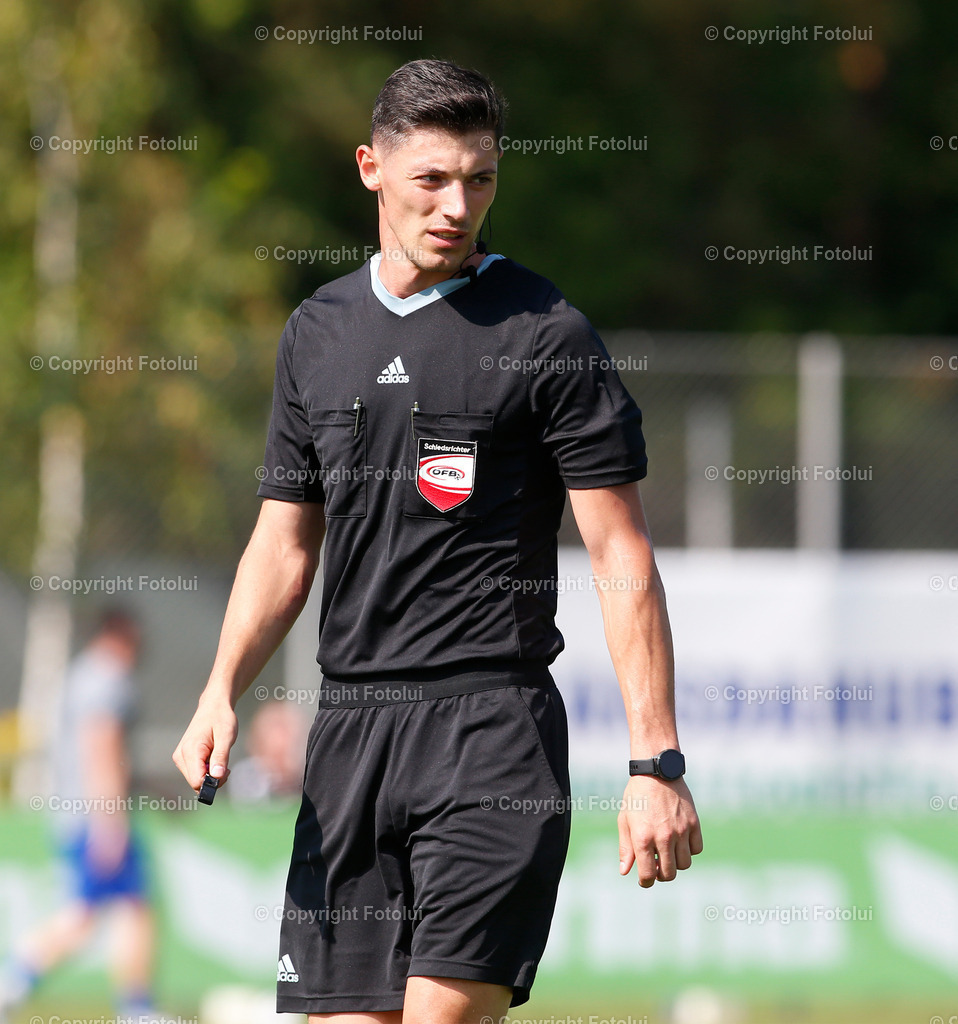 A_LUI_2608023_25 | SPORT,FUSSBALL,LT1 OOELIGA ASKOE OEDT-SPG FRIEDBURG/POENDORF 26.08.2023 IM BID:SCHIEDSRICHTER BENEDIKT LJUBAS FOTO:FOTOLUI