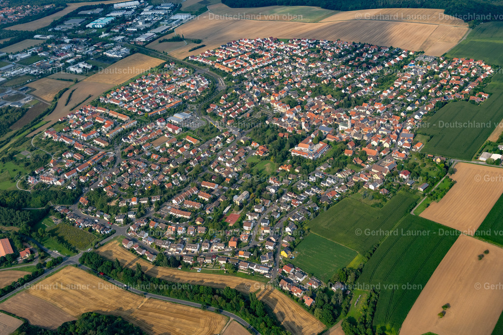 4047798 | ROTTENBAUER  21.08.2021 Wohngebiet - Mischbebauung der Mehr- und Einfamilienhaussiedlung  in Rottenbauer im Bundesland Bayern, Deutschland // Residential area - mixed development of a multi-family housing estate and single-family housing estate  in Rottenbauer in the state Bavaria, Germany Foto: Gerhard Launer