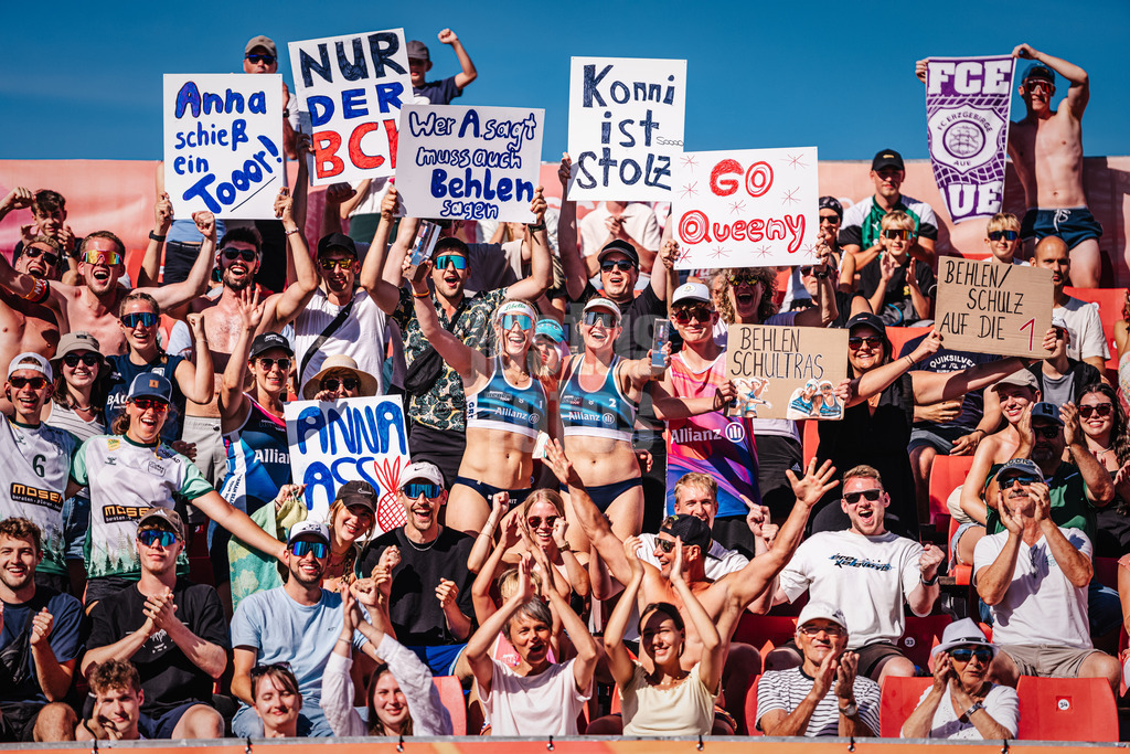 Beachvolleyball | Frauen | Allianz German Beach Tour 2024 | Tourstop Kühlungsborn | 11.08.2024 | v.l. Anna Behlen und Sarah Schulz gewinnen das Turnier und feiern mit den Fans