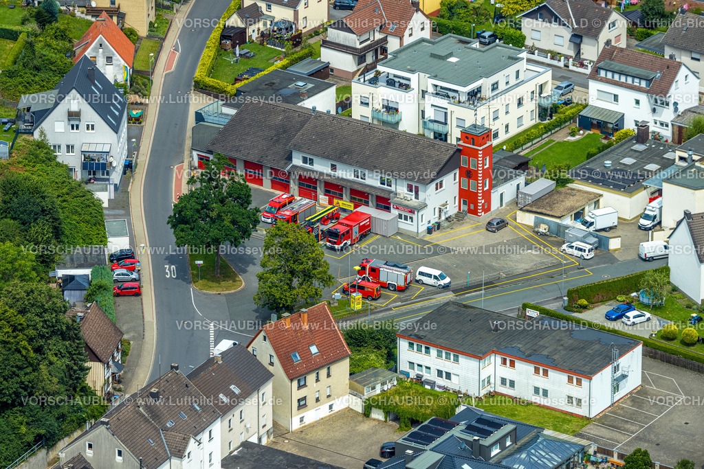 Wickede240711389 | Luftbild, Freiwillige Feuerwehr Wickede mit Feuerwehr Einsatzwagen, roter Feuerwehrturm, Wohngebiet Oststraße, Wickede, Soester Börde, Nordrhein-Westfalen, Deutschland