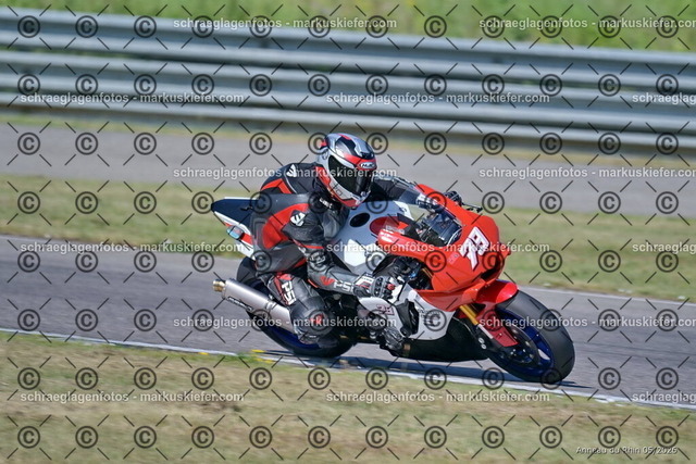 26BT02-0094 | markuskiefer.com - Realisiert mit Pictrs.com