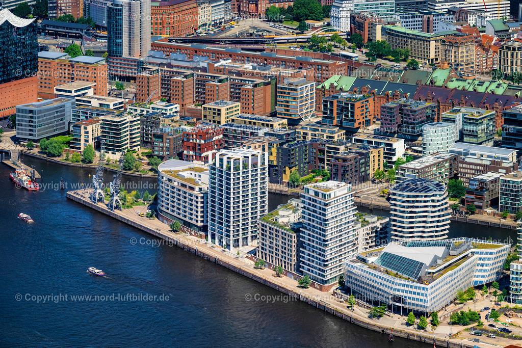 Hamburg_Strandhöft_Strandkai_Hafencity_ELS_7051200625 | HAMBURG 20.06.2025 Neugestaltung des Platz- Ensemble auf dem " Strandhöft " an der Hübenerstraße im Ortsteil HafenCity in Hamburg, Deutschland. Weiterführende Informationen bei: Miralles Tagliabue EMBT. // Ensemble space an place on " Strandhoeft " on street Huebenerstrasse in the district HafenCity in Hamburg, Germany. Further information at: Miralles Tagliabue EMBT. Foto: Martin Elsen