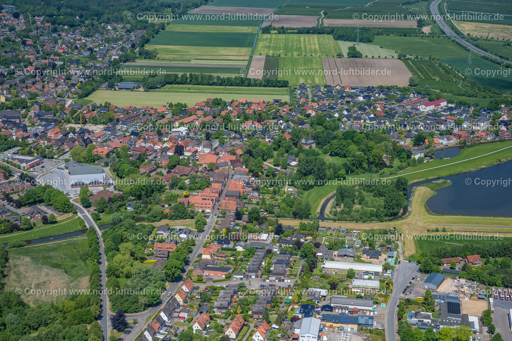 Horneburg_Ortsansicht_ELS_7848280523 | HORNEBURG 28.05.2023 Ortsansicht der Straßen und Häuser der Wohngebiete in Horneburg im Bundesland Niedersachsen, Deutschland. // Town View of the streets and houses of the residential areas in Horneburg in the state Lower Saxony, Germany. Foto: Martin Elsen