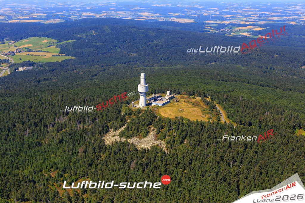 Die Luftaufnahme Schneeberg-ochsenkopf - Fichtelgebirge wurde vom UL-Flugzeug (keine Drohne) aus fotografiert.Hohe Druck- Auflösung-die Geschenkidee!