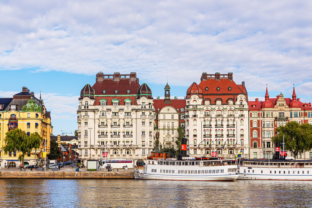 Fahrgastschiffe und historische Gebäude in Stockholm, Schweden | Fahrgastschiffe und historische Gebäude in Stockholm, Schweden.