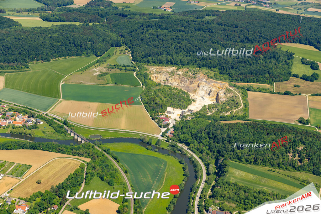 Das Luftbild der Stadt Harburg wurde 2022 vom Flugzeug heraus erstellt (keine Drohnen-Aufnahmen) Aufnahmehöhe ca.450 Meter- hohe Bildauflösung und Druck-Qualität. Garantiert!
