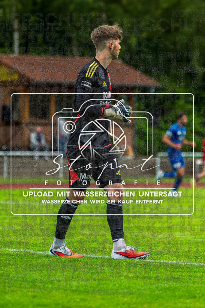 Landesliga Herren LG - TV Jahn Schneverdingen vs. MTV Eintracht Celle | Henrik Specht (Schiedsrichter); Landesliga Herren LG - TV Jahn Schneverdingen vs. MTV Eintracht Celle am 06.06.2026 in Osterwaldstadion, Schneverdingen - Realisiert mit Pictrs.com