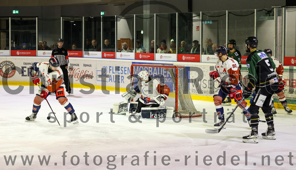 2023-03-07_119_TSV_Erding_gegen_ESC_Kempten | Erding, Deutschland, 07.03.2023:
Eishockey, Bayernliga Playoffs 2022 / 2023, Viertelfinale, TSV Erding gegen ESC Kempten, Endergebnis: 9:3

Daniel Rau (ESC Kempten, #22), Torwart David Blaschta (ESC Kempten, #1), Maximilian Schäffler (ESC Kempten, #92), Florian Zimmermann (Erding Gladiators, #5)

Foto: Christian Riedel / fotografie-riedel.net