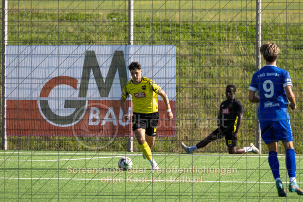 20250824_170137_0012 | #,1.FC Heiningen (gelb) vs. TSG Salach (blau), Fußball, Bezirksliga - Bezirk Neckar/Fils, 01. Spieltag, Saison 2025/2026, Kunstrasenplatz Sportzentrum Heiningen, Krautgarten 1, 73092 Heiningen, 24.08.2025 - 15:30 Uhr,Foto: PhotoPeet-Sportfotografie/Peter Harich