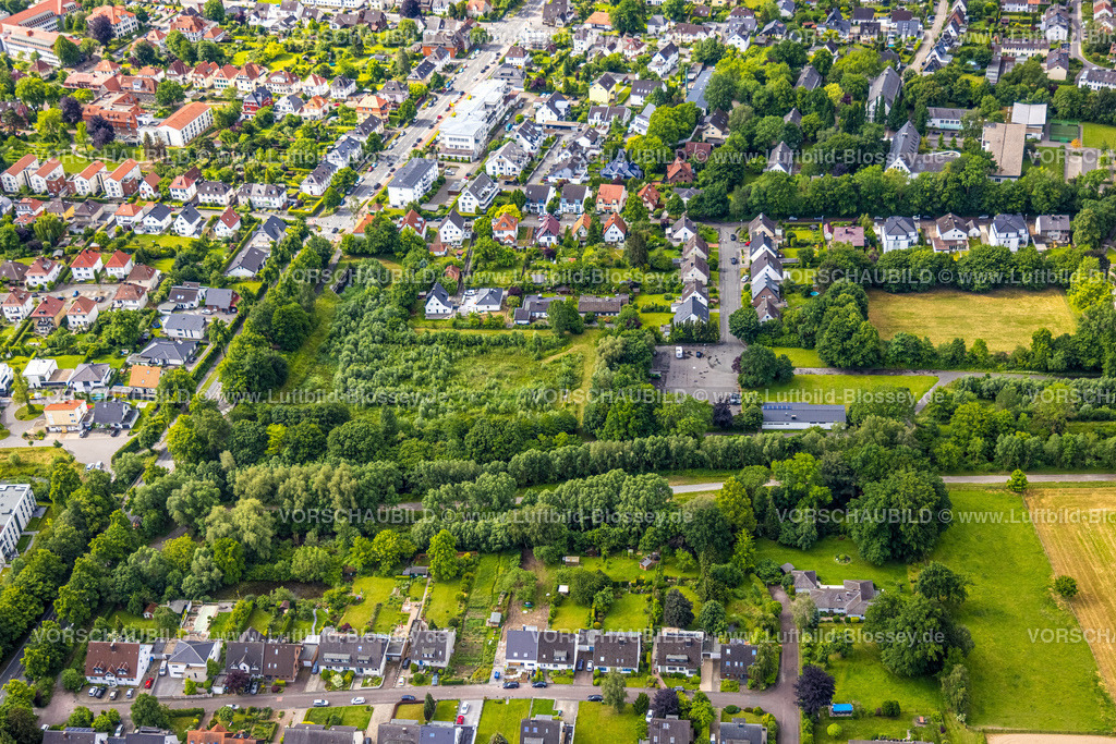 Soest220600306 | Luftbild, Wohnsiedlung zwischen Dietrich-Crede-Weg und Mester-Godert-Weg mit Waldstück, Soest, Soester Boerde, Nordrhein-Westfalen, Deutschland
