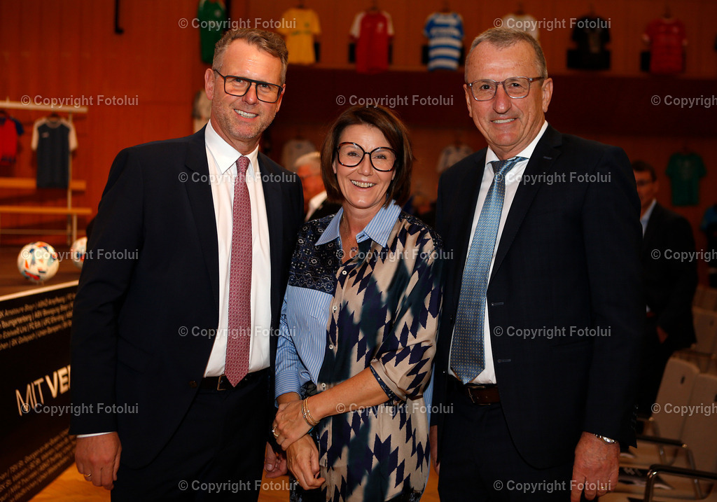 A_LUI_270925_09 | SPORT,FUSSBALL,OOEFV JAHRESHAUPTVERSAMLUNG 2025 WELS 27.09.2025 IM BILD :V.L.STEFAN SANDBERGER MIT GATTIN MONIKA UND DER SCHEIDENDE PRAESIDENT GERHARD GOETSCHHODFER  FOTO.FOTLUI/OOEFV