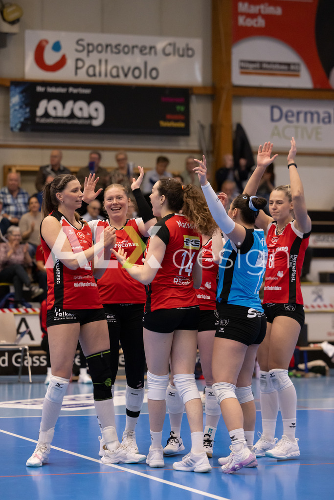 Volleyball I Frauen I Saison 2025-2026 I Volleyball NLA | Women I 1/2 Finals I  VC Kanti Schaffhausen - Sm'Aesch Pfeffingen I 07.03.2026 | VC Kanti Schaffhausen Spielerinnenkreis - Realisiert mit Pictrs.com
