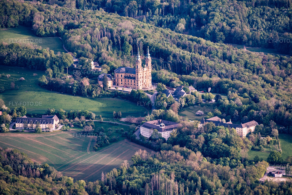 Luftbild: Kloster Banz mit Kaisersaal, Klosterkirche St. Dionysius und St. Petrus, Skulptur und Gedenkstätte Valentin Rathgeber und Hanns-Seidel-Stiftung - Kloster Banz im Ortsteil Unnersdorf in Bad Staffelstein im Bundesland Bayern in Deutschland.Foto: IMG_155467.jpg vom 02.05.2026 durch Werner Riehm/FLY-FOTO.deAuflösung des Originals: 6000 x 4000 pxBildungszentrum Kloster Banz - Hanns-Seidel-StiftungPfarrei Altenbanz und Pfarrei Banz