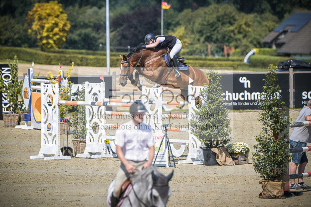 DOS_1957 | Entdecke hochwertige Reitturnierfotos von Foto Oger. Professionell, emotional und authentisch – jetzt Lieblingsmomente im Shop bestellen.Deutschlandweite Turnierfotografie. - Realisiert mit Pictrs.com
