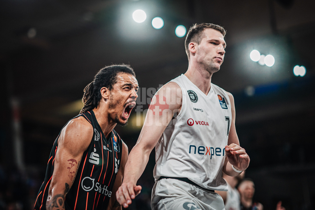 Basketball | Männer | Saison 2023/2024 | easyCredit Basketball Bundesliga | 32. Spieltag | Veolia Towers Hamburg vs. NINERS Chemnitz | 04.05.2024 | Kevin Yebo (#53, NINERS Chemnitz) jubelt in den Nacken von Lukas Meisner (#7, Hamburg Towers)