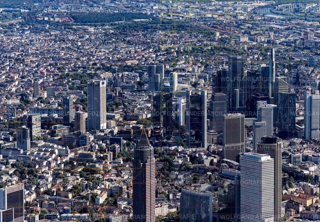 R3B_0148_wa_fra_fra_skyline_wa_finish | Die Frankfurter Skyline erhebt sich kraftvoll aus der Stadt und erzählt von Dynamik, Vision und urbanem Leben. Aus der Vogelperspektive verschmelzen Architektur, Licht und Struktur zu einem Moment voller Energie und Klarheit. Frankfurt zeigt sich hier als pulsierendes Zentrum zwischen Ruhe und Bewegung – modern, stark und zeitlos.
Aufgenommen über Frankfurt am Main. - Realisiert mit Pictrs.com