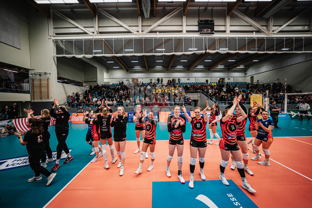 Volleyball | Frauen | Saison 2025/2026 | Volleyball Bundesliga | ETV Hamburger Volksbank Volleys vs. SSC Palmberg Schwerin | 17.01.2026 | ETV Applaudiert den Fans nach dem Spiel