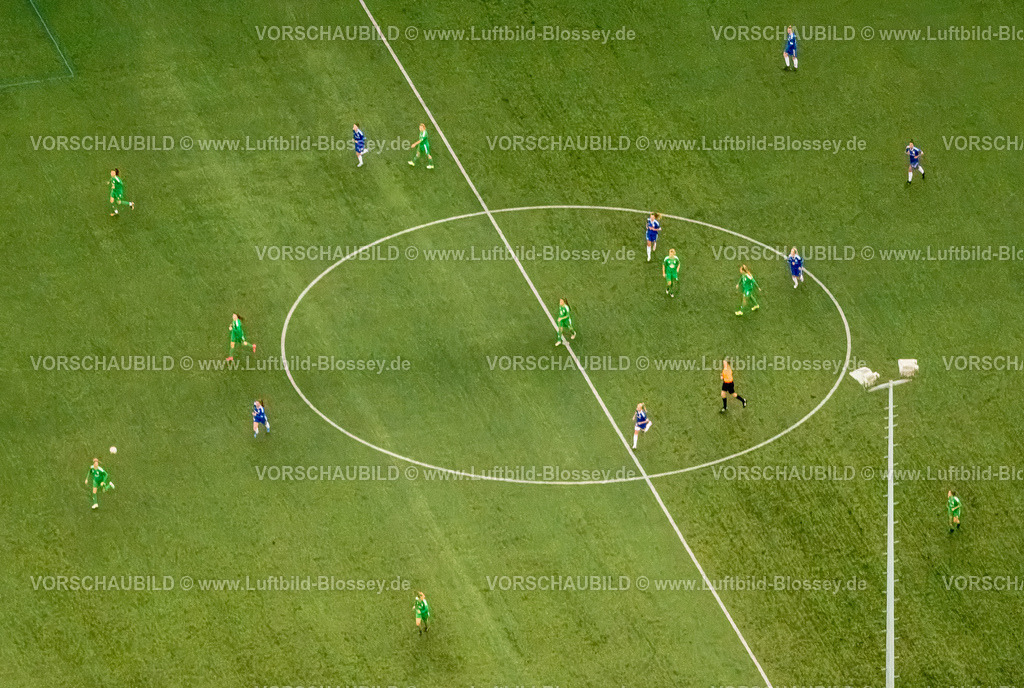 Gelsenkirchen231103128 | Luftbild, Frauenfussball Fussballspielerinnen auf dem Feld der Kampfbahn Glückauf mit Tribüne, Fussballstadion des DJK Teutonia Schalke-Nord 1921 e.V., ehemalige Heimspielstätte des FC Schalke 04,  umgeben von herbstlichen Laubbäumen, Schalke-Nord, Gelsenkirchen, Ruhrgebiet, Nordrhein-Westfalen, Deutschland