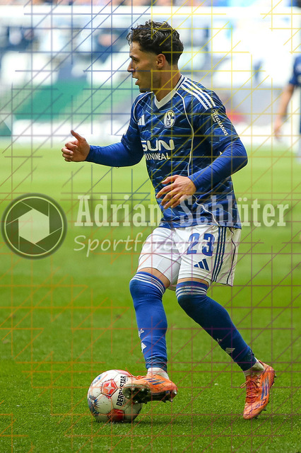 05.04.2026, GER, Fussball, Herren, 2. BL, Saison 2025/2026, FC Schalke 04 - Karlsruher SC | Soufiane El-Faouzi (S04) in Aktion am Ball, Einzelaktion 