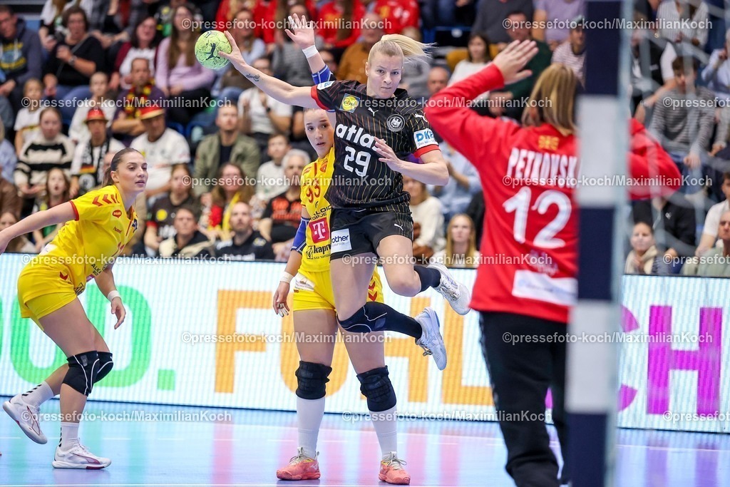 DHB16102501008 | 16.10.2025, Handball, EHF Frauen Länderpiel, EM Qualifikation 2026, Deutschland - Nordmazedonien, Schwalbe-Arena in Gummersbach:  Antje DÖLL (GER #29) wirft den Ball auf das Tor von  Dragana PETKOVSKA (MKD #12) 