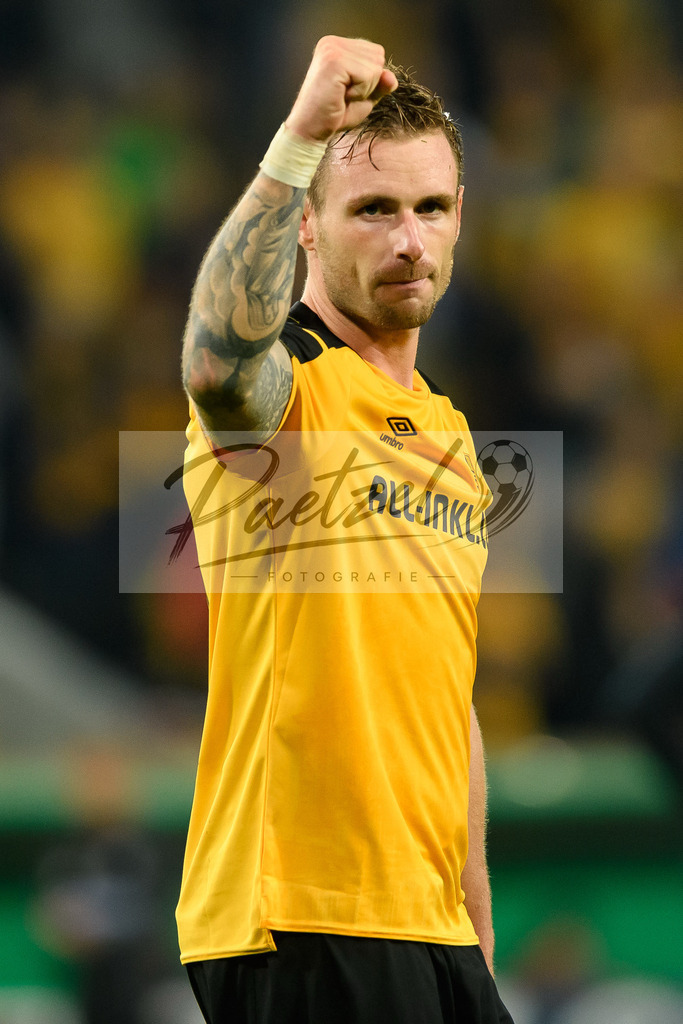 DREPAD20210806_051 | Fussball, Herren: Michael Sollbauer (SG Dynamo Dresden) gestikuliert beim Spiel der 1. Runde im DFB-Pokal zwischen SG Dynamo Dresden und SC Paderborn 07 im Rudolf-Harbig-Stadion am 06.08.2021 in Dresden, Deutschland.DFB / DFL REGULATIONS PROHIBIT ANY USE OF PHOTOGRAPHS AS IMAGE SEQUENCES AND/OR QUASI-VIDEO. - Realisiert mit Pictrs.com
