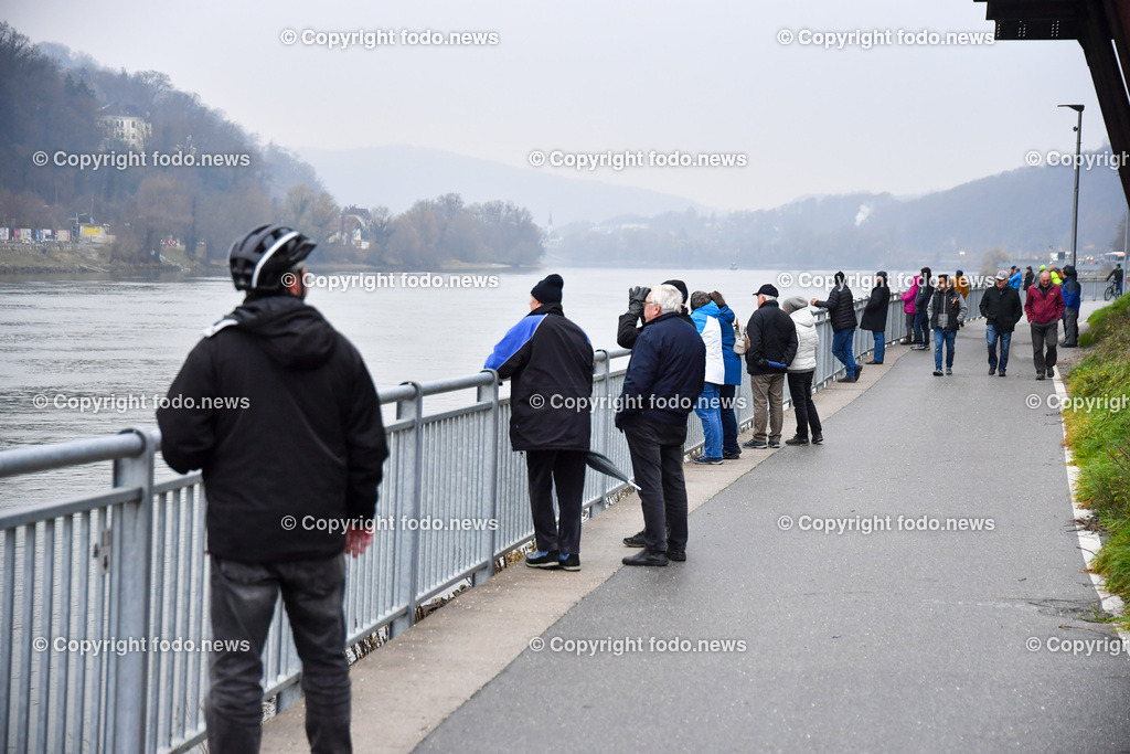 Westring A26_ erster Brueckenteil Westringbruecke_ 01.12.2022-25 | 01.12.2022, Westring A26, AUT, Westring A26, erster Brueckenteil Westringbruecke, im Bild Transportschiff mit Brueckenteil auf der Donau, Schaulustige, Zuschauer, Zaungaeste