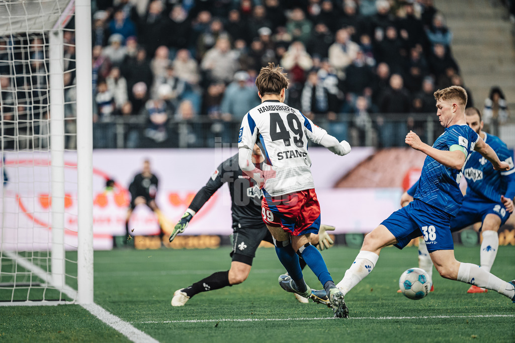 Fußball | Männer | Saison 2024/2025 | 2. Fußball-Bundesliga | 15. Spieltag | Hamburger SV vs. SV Darmstadt 98 | 08.12.2024 | Otto Emerson Stange (#49, HSV) bei einer Vorlage