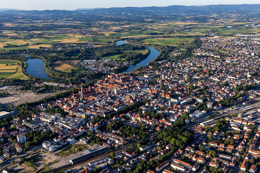 Luftbild:  in Straubing im Bundesland Bayern in Deutschland. Foto: IMG_133200.jpg vom 03.07.2022 durch Werner Riehm/FLY-FOTO.deStadt Straubing