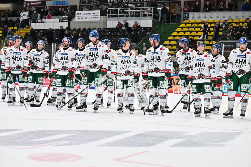 Löwen Frankfurt - Augsburger Panther | FRANKFURT, GERMANY - 19. DECEMBER: die Spieler der Panther feiern zusammen mit den Fans den Auswärtssieg in Frankfurt nach dem Match zwischen den Löwen Frankfurt und den Augsburger Panthern am 29. Spieltag der Penny DEL in der Eissporthalle Frankfurt